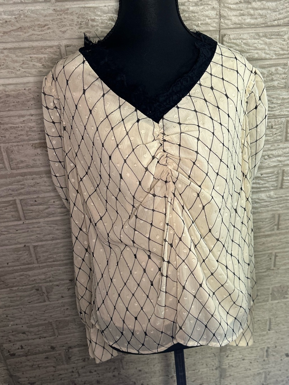 Lucca V-NECK LACE BLOUSE-IVORY GEO LACE Size Large